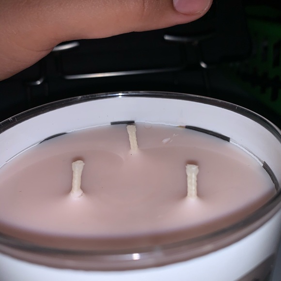 COPY - Bath and Body Works Candle - Picture 4 of 4